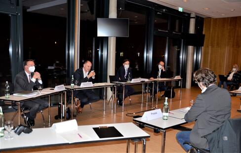 Den Fragen der Journalisten stellten sich (v.l.n.r.) GLKN-Geschäftsführer Bernd Sieber, der Singener Oberbürgermeister Bernd Häusler, Landrat Zeno Danner und der Konstanzer OB Uli Burchardt. Bild: Jagode