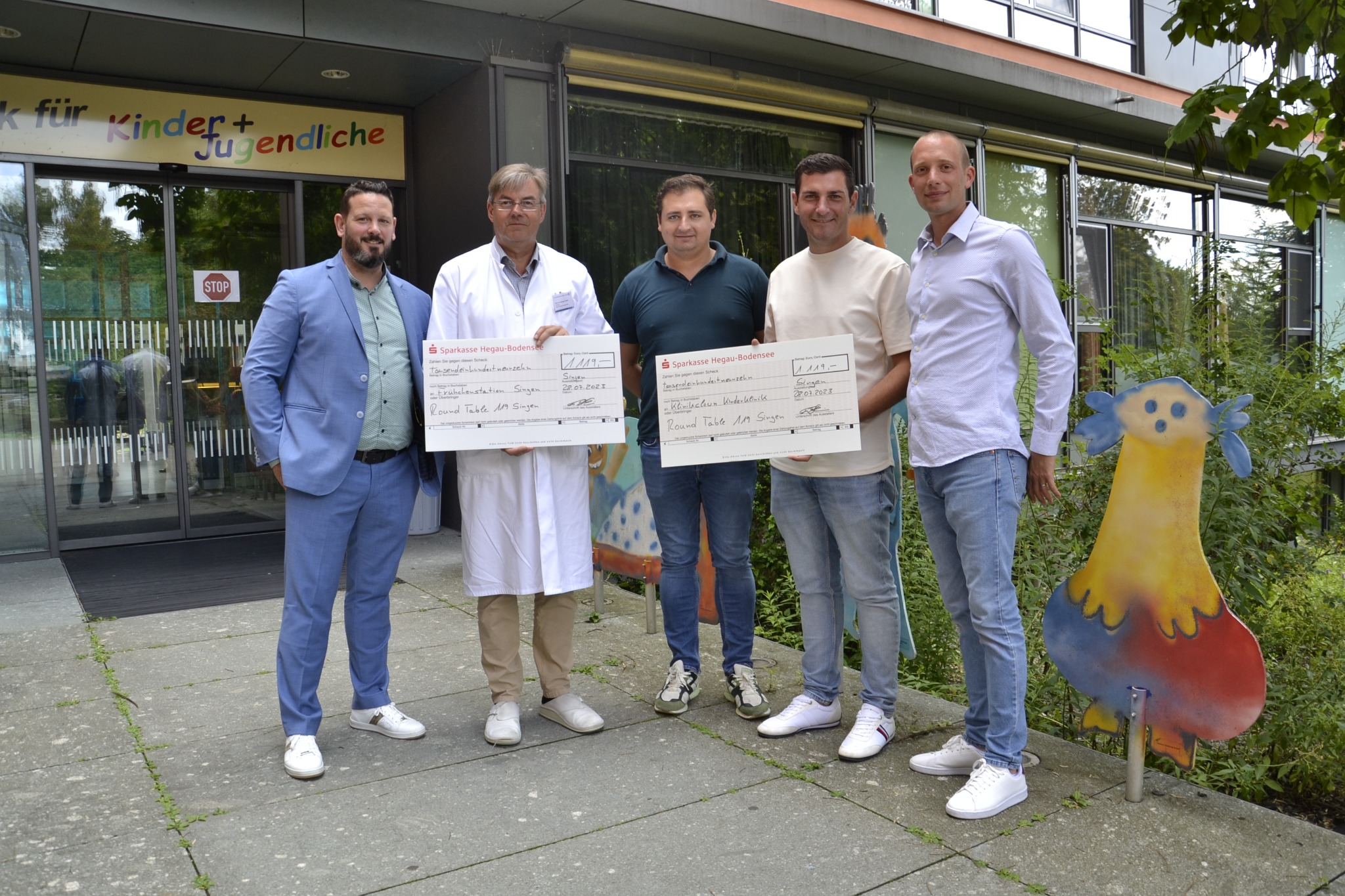 Florian Stein, Heiko Stärk, Niki Riede und Maximillian Burkart (v.l.n.r.) vom Round Table 119 brachten zwei dicke Spenden in die Kinderklinik des Singener Krankenhauses. Prof. Andreas Trotter nahm die Spende erfreut entgegen. Bild: Andrea Jagode