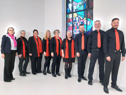 Chorgemeinschaft Rast-Bichtlingen unter der Leitung von Volker Nagel (3.v.r.) und Waltraud Reichle (1.v.r.) Bild: Privat.