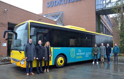 Strahlende Gesichter bei der Präsentation der GLKN-Buswerbung (v.l.n.r.): Michel Bieler-Loop, Geschäftsführer Südkurier Medienhaus, Tobias Müller, Geschäftsbereichsleiter Personal und Recht GLKN, Anja Lambert, Marketingleiterin GLKN, Tim Villing, Projektleiter Landratsamt Konstanz, Amt für Nahverkehr und Personenbeförderung, Tobias Gräser, Geschäftsleitung Media & Marketing SK ONE, Johannes Ardelt, Projektleiter SK ONE und Laszlo Bruder, Geschäftsführer Bruder Werbung. Das Bild entstand noch im Dezember. Bild: Jagode