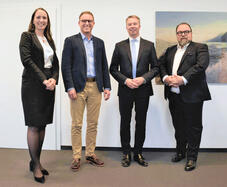Nach der Vertragsunterzeichnung: (vl.n.r.) Rebecca Sellmann, Kaufmännische Direktorin des Hegau-Bodensee-Klinikums, Prof. Dr. med. Sven Gläsker, GLKN-Geschäftsführer Bernd Sieber und Prof. Dr. med. Moritz Wente, Direktor Medizin und Pflege im GLKN. Bild: Jagode.
