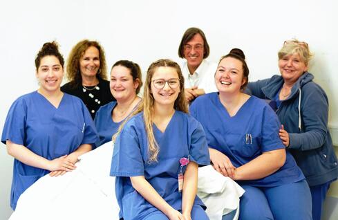 Die Vorfreude auf den neuen Kreißsaal am Klinikum Singen ist ihnen anzusehen: vorne Filomena Ferraro, zweite Reihe (v.l.n.r.) Francesca D’Accurso, Jennifer Hutfilz und Sarah Recker sowie in der hinteren Reihe (v.l.n.r.) Pflegedirektorin Claudia Keller, Chefarzt Dr. Wolfram Lucke und die Leitende Hebamme Bärbel Weinert. Bild: Werner Merk