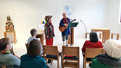 Mit Sprüchle und Fasnetsliedern erfreute Stephan Glunk, Zunftmeister der Singener Poppele-Zunft, ein Dutzend ehrenamtlicher KlinikseelsorgerInnen in der Klinikkapelle und all jene Patienten, die via Klinikkanal zuschauten. Bild: Jagode.