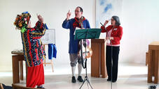 Gemeinsam rufen sie „Hoorig isch de sell“: (v.l.n.r.) Karin Burger, Singener Mäschgerle und ehrenamtliche Klinikseelsorgerin, Poppele-Zunftmeister Stephan Glunk und Klinikseelsorgerin Waltraud Reichle. Bild: Jagode.