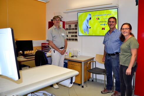 Alfons Zipperer, seine Tochter Anja Rauwolf und Chefarzt Prof. Andreas Trotter (links im Bild) freuen sich über die Neuerung im Untersuchungszimmer der Singener Kinderklinik. Bild: Jagode 