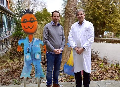 Der Chefarzt der Singener Kinderklinik, Prof. Andreas Trotter (re i. Bild), freut sich über die treue Unterstützung seiner Klinik durch den Singener Zahnarzt Dr. Marius Karl Wolf. Bild: Selin Em
