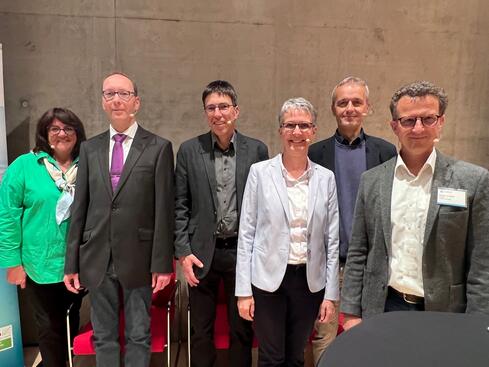 Sie stellten sich den Fragen der interessierten Zuhörer (v.l.n.r.): Iris Eggensberger, Leiterin von HORIZONT, Marcus Seitel, Palliativpflegefachmann von SAPV, Palliativmediziner Dr. Michael Kurz, Dr. Sabine Proksch, Pflegedirektorin des Klinikums Konstanz, Klinikseelsorger Christof Labuhn und Prof. Dr. Jan Harder, Chefarzt der II. Medizinischen Klinik am HBK Singen und Leiter des Onkologischen Zentrums. Bild: Anja Dürr-Pucher