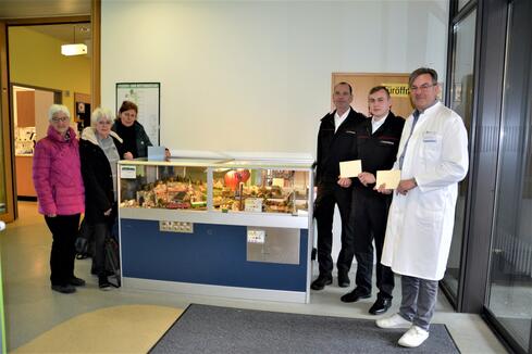 Was würden besser passen bei einer Spendenübergabe durch die beiden „Eisenbahnerinnen“ Edeltraud Weiß und Elfriede Eggs (im Bild links außen) als diese bei der beliebten Modelleisenbahn in der Singener Kinderklinik vorzunehmen? Über die Spenden freuen sich (v.r.n.li) Chefarzt Prof. Andreas Trotter, Florian Jäckle und Stefan Schüttler von der Freiwilligen Feuerwehr Singen und Elisabeth Paul. Bild: Jagode