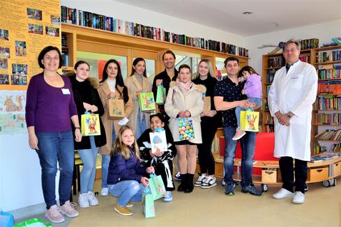 Prof. Dr. Andreas Trotter, Chefarzt der Singener Kinderklinik (re i. Bild), nahm gemeinsam mit Erzieherin Conny Frei (li. i. Bild) die tollen Ostergeschenke von der Zahnarztpraxis Dr. Jaroch entgegen und bedankte sich herzlich dafür, dass das Praxisteam so ein großes Herz für Kinder hat. Als erstes Patientenkind bekam die kleine Liliana auf dem Arm ihres Papas ihre Osterüberraschung. Bild: Jagode