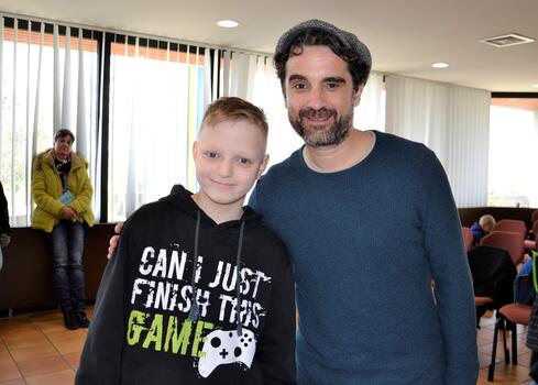 Joshua freut sich über das Selfie mit dem bekannten Filmschauspieler Oliver Wnuk