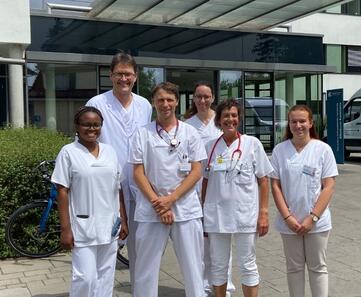 Sie stellen sich vom Team Kinderklinik: gemeinsam zum Erinnerungsbild: 1. Reihe (v.l.n.r.) Gastärztin Dr. Watipaso Wanda Kalizang’oma; Oberarzt Dr. Tobias Wowra, Leitende Oberärztin Dr. Karin Waldecker und Jessica Heger (Sekretariat). 2. Reihe (v.l.n.r.) Chefarzt PD Dr. Peter Meißner und Sonja Hegermann (PJ- Studentin). Bildautor: Prof. Dr. Jörg Glatzle.