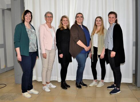 Strahlende Gesichter bei der kleinen Examensfeier der frisch gebackenen Hebammen (v.l.n.r.) Heike Tec, Dr. Sabine Proksch, Felicitas Schweizer, Melanie Fröhlich-Baysu, Fabienne Katterre und Naomi Börsig. Bild: Jagode