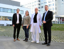 Erleichterte und zuversichtliche Mienen angesichts der gefundenen Lösung für den Konstanzer Kreißsaal (v.l.n.r.) Thomas Beringer, Kfm. Direktor, Hebamme Katharina Stamml, Chefarzt Dr. Andreas Zorr und GLKN-Geschäftsführer Bernd Sieber. Bild: Jagode.