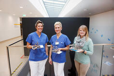 Laura Müller (rechts), zuständig im GLKN für das Betriebliche Gesundheitsmanagement, gratulierte Steffi Mitschke (Mitte) und Eva Kirsch (links), zu Platz 1 und 2 in der internen Auswertung der Fahrradaktion 2022. Bild: Merk.