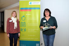 Beate Maile (rechts) radelt bei gutem Wetter täglich rund 15 Kilometer einfach pro Weg zur Arbeit. Damit eroberte sie sich Platz 3 bei der internen Auswertung der Aktion „Mit dem Rad zur Arbeit 2022“. BGM-Verantwortliche Laura Müller (links) freut sich mit ihr. Bild: Jagode.