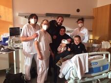 Bild oben (v.l.n.r.): Stationsleiterin der Mutter-Kind-Einheit am HBK Singen Valeria Aulisio, Kinderkrankenschwester Silvia Eweit, die Eltern Jasmin und Sadiku Velija Semahat mit Isa und Oberärztin Dr. Gabriele Göhring. Bild: Werner Merk Bild links: Die glücklichen Eltern Mirela und Nedo Dacic mit ihrer kleinen Tochter Marija. Bild: Oliver Hanser