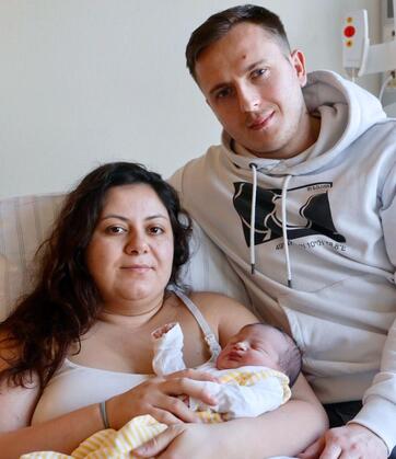 Die glücklichen Eltern Mirela und Nedo Dacic mit Ihrer Tochter Marija. Foto: Oliver Hanser