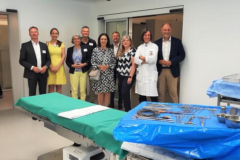 Sie alle freuen sich über den gelungenen Umbau einschließlich Sanierung und Erweiterung des Singener Kreißsaalbereichs (v.l.n.r.): GLKN-Geschäftsführer Bernd Sieber, Rebecca Sellmann, Kaufmännische Direktorin, Klinikseelsorgerin Waltraud Reichle, Architekt Norbert Jobst, Veronika Netzhammer, Vorsitzende Krankenhaus-Förderverein, Prof. Frank Hinder, Ärztlicher Direktor, Bärbel Weinert, Leitende Hebamme, Chefarzt Dr. Wolfram Lucke sowie Oberbürgermeister Bernd Häusler. Bild: Andrea Jagode