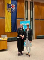 Prof. Anne-Kathrin Cassier-Woidasky (li.i. BIld) und Dr. Sabine Proksch, Organisatorin des Nachmittags. Bild: PD KN