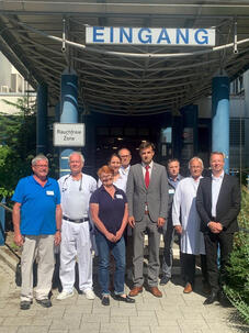 V.l.n.r.; BR-Vorsitzender am Standort Radolfzell Sigmar Hägele, Chefarzt Dr. Sebastian Jung (Innere Medizin), Verbundbetriebsratsvorsitzende Christa Bartuschek, Kfm. Direktorin Rebecca Sellmann (Hegau-Bodensee-Klinikum), Chefarzt Dr. Achim Gowin (Geriatrie), Landrat Zeno Danner, Andreas Berkowitz (Bereichsleitung der Pflege), Chefarzt Dr. Thomas Hafner (Anästhesiologie), GLKN-Geschäftsführer Bernd Sieber. Bild: Anja Lambert.