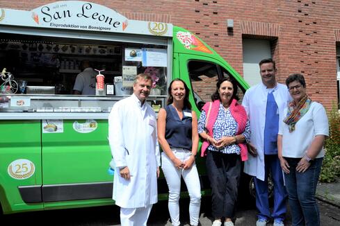 Sie freuen sich, dass die Eis-Aktion so gut bei den Mitarbeitenden ankommt: Vom Vorstand des Fördervereins (v.l.n.r.) 2. Vorsitzender Prof. Frank Hinder, Schriftführerin Frauke Soukop, 1. Vorsitzende Veronika Netzhammer, Beisitzer Dr. Volker Steinecke und Beisitzerin Petra Martin-Schweizer. Bilder: Andrea Jagode