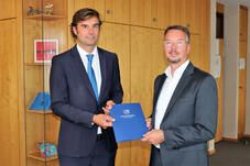 Landrat Zeno Danner und GLKN-Geschäftsführer Bernd Sieber freuen sich über die vorzeitige Vertragsverlängerung. Bild: Landratsamt Konstanz.