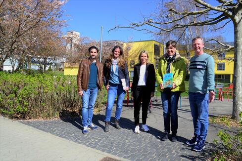 Bevor die Rehabilitanden ihn mit ihren Fragen löcherten ließ sich Oliver Wnuk die Arbeit des Hegau-Jugendwerks von Tanja Kranz vom Marketing, Barbara Martetschläger, Kfm. Direktorin des HJW, und von Antje Tresp-Welte und Tom Welte, beide Lehrer an der Wilhelm-Bläsig-Schule, erklären. Bilder: Andrea Jagode