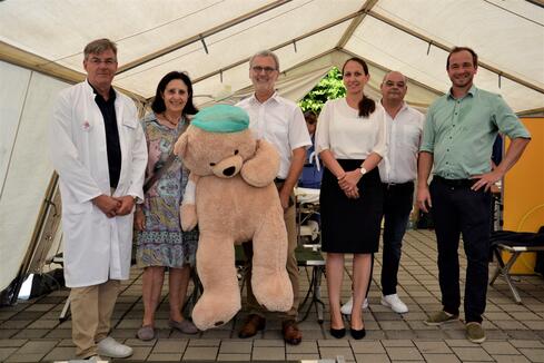 Das Teddy Krankenhaus hat viele Freunde und Unterstützer (v.l.n.r.): Prof. Andreas Trotter, Chefarzt der Singener Kinderklinik, Veronika Netzhammer, Vorsitzende des Krankenhaus Fördervereins, Karl Mohr, Regionalleiter Thüga Singen, Rebecca Sellmann, Kaufmännische Direktorin HBK, Jose da Silva vom DRK Kreisverband und Michael Wanke, Teamleiter Marketing der Sparkasse Hegau-Bodensee. Bild: Jagode