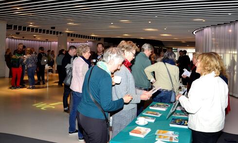 Auf großes Interesse stieß der 6. Palliativtag des GLKN. Sein Leitmotiv war das „Wasser“, symbolhaft durch den kleinen Brunnen dargestellt. Bilder: Andrea Jagode