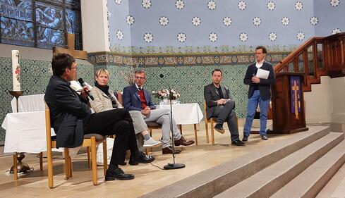 Sie vertraten auf dem Podium ihre Positionen (v.l.n.r.): Palliativmediziner Dr. Michael Kurz, Patientin Reinhild Kappes, SPD-Politiker Prof. Dr. Lars Castellucci und Dr. Stefan Bushuven., Krankenhaus-Ethiker. Die Moderation hatte Prof. Dr. Jan Harder, Leiter des Onkologischen Zentrums Hegau-Bodensee. Bild: Jagode