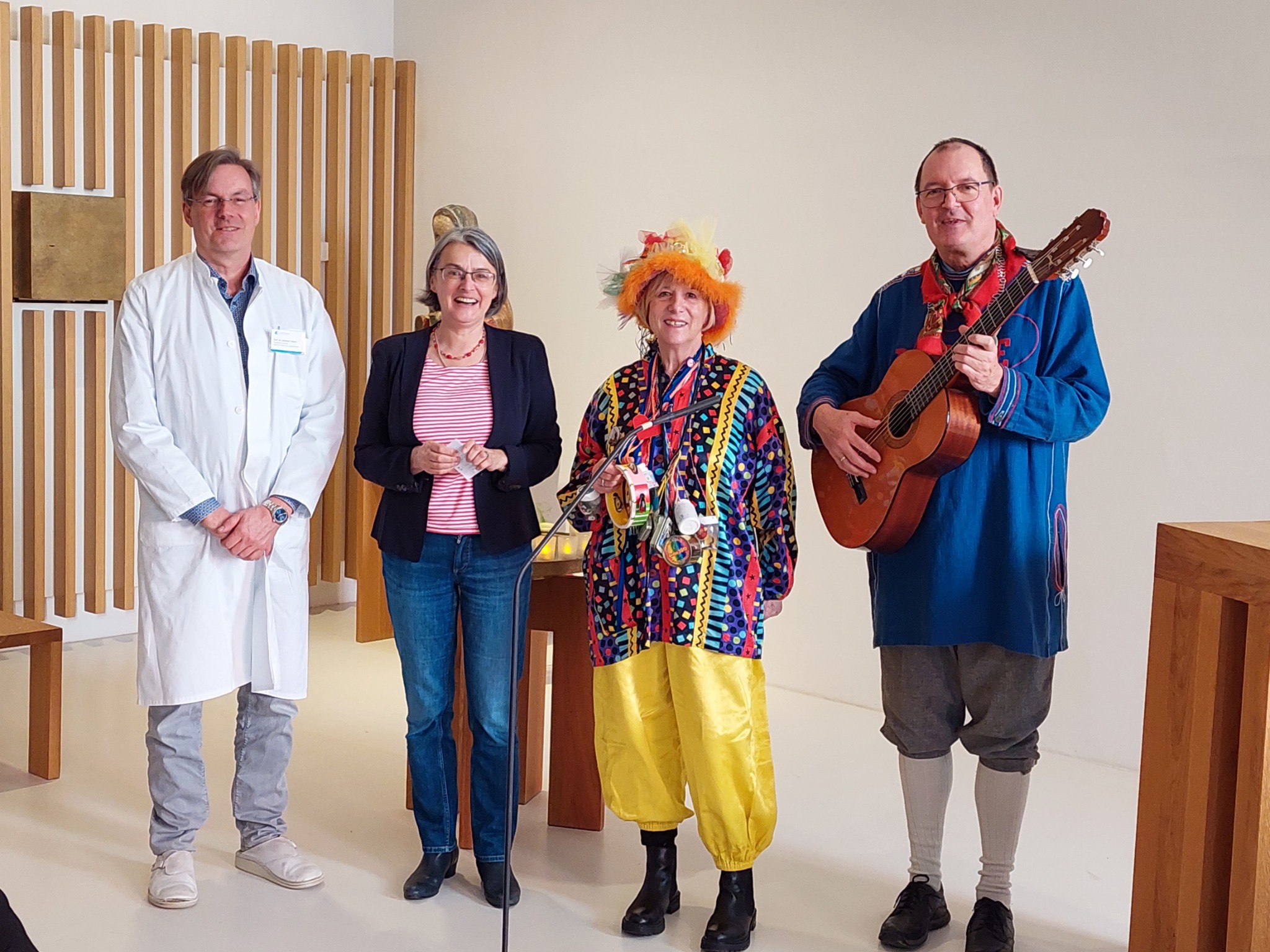 Mit Sprüchle und Fasnetsliedern erfreute Stephan Glunk, Zunftmeister der Singener Poppele-Zunft, die Besucher in der Klinikkapelle und all jene Patienten, die via Klinikkanal zugeschauten waren: (v.l.n.r) Prof. Dr. Andreas Trotter, ärztlicher Direktor, Waltraud Reichle, Klinikseelsorgerin, Zita Wirsch, Singener Mäschglerle, Stephan Glunk, Zunftmeiser der Singener Poppele-Zunft. Bild: Monika Golka (Klinikseelsorge)