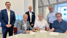 Vertragsunterzeichnung in der „Alten Kapelle“ im Klinikum Konstanz (v.l.n.r.): Thomas Beringer (Kaufm. Direktor Klinikum Konstanz), Carlo Wolf und Alexander Akamphuber (AOK Hochrhein-Bodensee), Wolfgang Heintschel (Geschäftsführer Horizont gGmbH), Oliver Kuppel (Horizont gGmbH) und Christian Grams (Geschäftsführer Horizont gGmbH). Bild. Lambert.