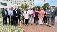 Nach erfolgreicher Vertragsunterzeichnung v.l.n.r.: Armin Okle (2. stv. Bürgermeister Reichenau), Wolfgang Heintschel, Oliver Kuppel, Alexander Akamphuber, Christian Grams, Eveline Fendrich (Horizont gGmbH), Carlo Wolf, Irmgard Schellhammer, Dr. Andreas Osner (Bürgermeister Stadt Konstanz), Iris Eggensberger (Horizont gGmbH), Thomas Beringer, Claudia Richter (Altenhilfe Stadt Konstanz) Dr. Ursula Kalhammer, Kathrin Wetzel und Sabrina Fischinger (Klinikum Konstanz), Stefan Blum (Leiter Brückenpflege), Stefan Basel (Sozialdezernent Landkreis Konstanz). Bild: Lambert.