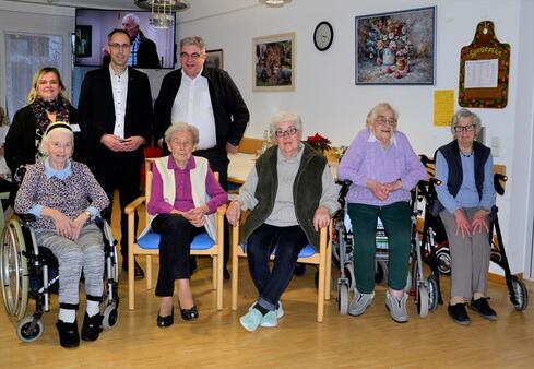 Auf dem Bild in der ersten Reihe die Bewohnerinnen (v.l.n.r): Hildegard Franz, Berta Bockstaller, Katharina Öhrle, Rita Till und Irene Feucht. In der hinteren Reihe (v.l.n.r.) Patricia Bolte, Frank Harsch und Peter Marschall. Bild: Andrea Jagode