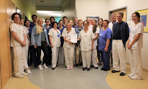 Groß ist die Freude bei Prof. Andreas Trotter und seinem Team von der Singener Kinderklinik, weil die hohe Versorgungsqualität der Klinik erneut ausgezeichnet wurde. Das Gütesiegel hat zwei Jahre Gültigkeit. Bild: Andrea Jagode