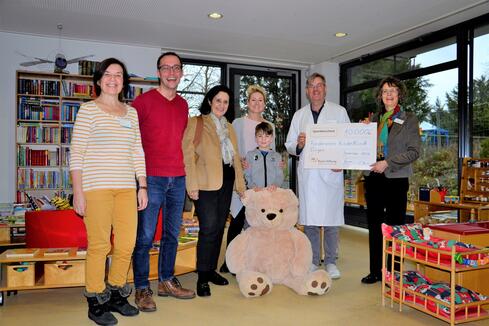 Sie alle freuen sich über die großzügige Spende der BBBank Stiftung an die Singener Kinderklinik (v.l.n.r.): Erzieherin Conny Frei, Projektpate Michael Back von der BBBank Überlingen, Veronika Netzhammer, Vorsitzende des Krankenhaus Fördervereins, Patientenmama Linda Kelly mit Sohn Darren, Chefarzt Prof. Andreas Trotter und Diana Duttlinger, BB Bank Filialleiterin in Singen. Das Bild entstand im Spielzimmer der Kinderklinik Singen. Bild: Andrea Jagode