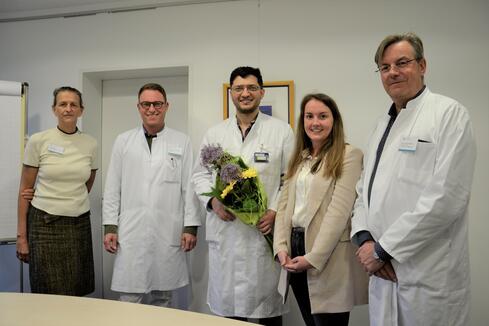 Fröhliche Gesichter bei der kleinen Ernennungsfeier (v.l.n.r.): Susanne Kern, Leiterin des Geschäftsbereichs Personal und Recht, Chefarzt Neurochirurgie Prof. Dr. Sven Gläsker, Turab Gasimov, Ltd. Oberarzt in der Neurochirurgie, Personalreferentin Anna Karge, und Prof. Dr. Andreas Trotter, Ärztlicher Direktor. Bild: Andrea Jagode