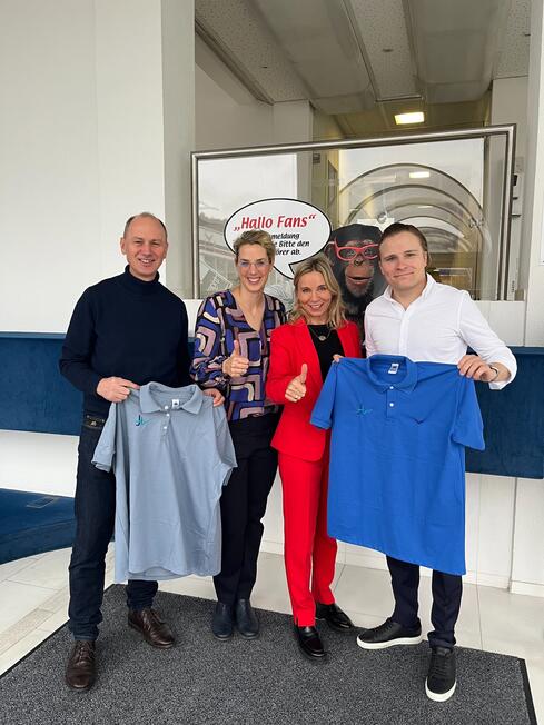 Stefan Daub, Simone Bartosch und Barbara Martetschläger vom Hegau-Jugendwerk (v.l.n.r.) sind begeistert von der neuen Dienstkleidung für die Therapeuten des HJW und freuen sich über den freundlichen Empfang und guten Austausch mit Trigema-Geschäftsführer Wolfgang Grupp jun. Bild: Anna Tenzer (Trigema)