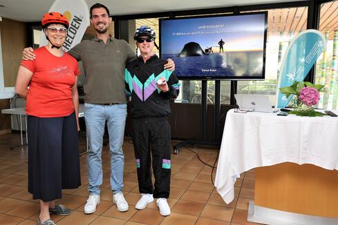 Sandra Matheus und Tom Welte (re. i. Bild) hatten Darius Braun (Bildmitte) zu einem Motivationsvortrag in das Hegau-Jugendwerk eingeladen. Darius berichtet über seine Mutmach-Tour quer durch den amerikanischen Kontinent. Bild: Andrea Jagode