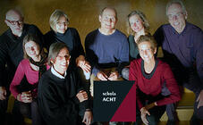 Die acht Mitglieder der Formation schola8 unter der Leitung von Dr. Wolfram Lucke gestalten mit ihren geistlichen und weltlichen Liedern den OFFENEN HIMMEL mit. Bild: Lutz Weinert.