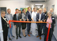 V.l.: Pastoralreferentin Simone Meisel, Pflegerischer Leiter Simon Ziegler, Geschäftsführer Bernd Sieber, Kaufmännische Direktorin Rebecca Sellmann, Landrat Zeno Danner, Chefarzt Volker Steinecke, OB Bernd Häusler, Leitung Bereich Bau Norbert Jobst und Pastoralreferentin Waltraud Reichle (Bild: GLKN)