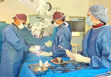 Operation an einer Wirbelsäule im Schlüssellochverfahren (Bild: GLKN)