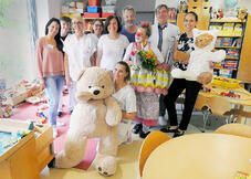 Tillie feiert 25 Jahre mit Stephanie Müller-Jungbluth, Noah Wahl, Stephanie Rapisarda, Sabine Vogt, Conni Frei, Dr. Rüdiger Trechow, Prof. Dr. Andreas Trotter, Rebecca Sellmann, ganz vorne mit dem Teddy am Boden Albana Brahaj (Bild: GLKN)