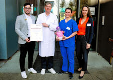 V.l.: Berat Ahmetoglu (Cano), Chefarzt Prof. Dr. med. Andreas Trotter, Dr. med. Noemi Kuld und Rebecca Sellmann (Kfm. Direktorin HBK). Bild: GLKN.