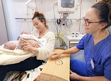 Cornelia Steinkrauß unterstützt eine Mutter und ihre frühgeborenen Zwillinge im Hegau-Bodensee Klinikum (Bild: GLKN)