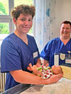 Auszubildender Sebastian Uhl und Sonja Baumann, Praxisanleiterin der Neonatologie
