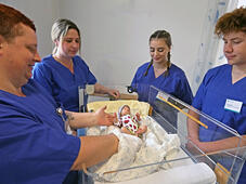 Die Praxisanleiterinnen der Neonatologie Sonja Baumann und Benita Nilson im Training mit den Auszubildenden Sebastian Uhl und Francesca Citera