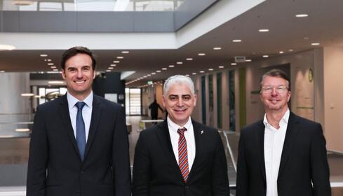 Bild (Landratsamt Konstanz): Aufsichtsratsvorsitzender des GLKN Landrat Zeno Danner, Chefarzt Klinik für Herzchirurgie PD Dr. Anas Aboud, GLKN-Geschäftsführer Bernd Sieber