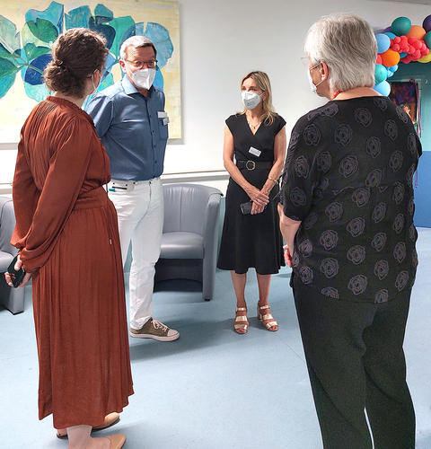 Im Gespräch auf der Station der Frühreha des Hegau-Jugendwerks: (v.l.) SPD-Bundestagsabgeordnete Dr. Lina Seitzl, Dr. Axel Galler, Chefarzt Neuropädiatrie (HJW), Barbara Martetschläger, Kaufmännische Direktorin (HJW) und Heike Baehrens, gesundheitspolitische Sprecherin der SPD-Bundestagsfraktion. Bild: Tanja Rebmann