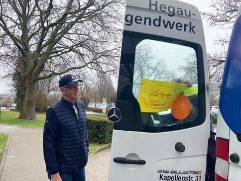 Das Team der Patientenaufnahme überraschte Reinhard Grundler mit einem "Letzte-Fahrt-Schild" im Rahmen seiner Fahrdienst-Ära.